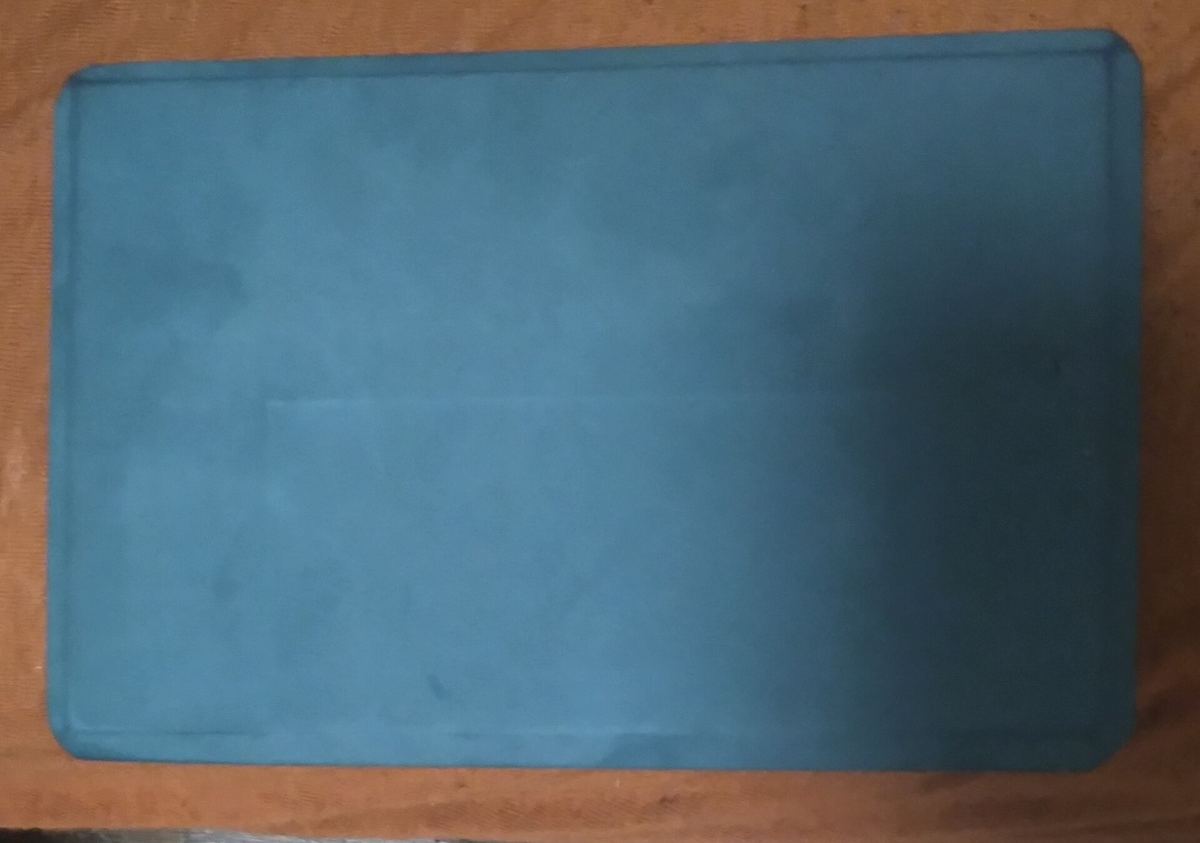 Grüner Yoga Block aus Schaumstoff mit abgerundeten Kanten